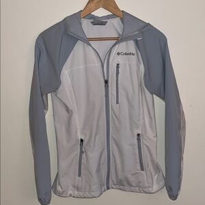 Columbia women’s S Light Gray and White Full-Zip Hooded Windbreaker Jacket